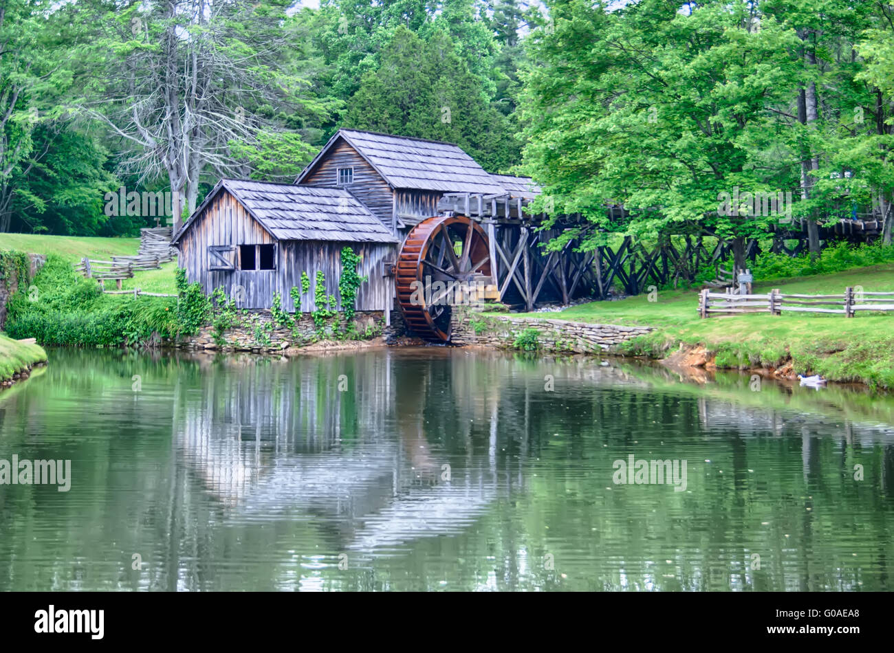 Historic Edwin B. Mabry Grist Mill (Mabry Mill) nelle aree rurali Virginia su Blue Ridge Parkway e la riflessione su di stagno in estate Foto Stock