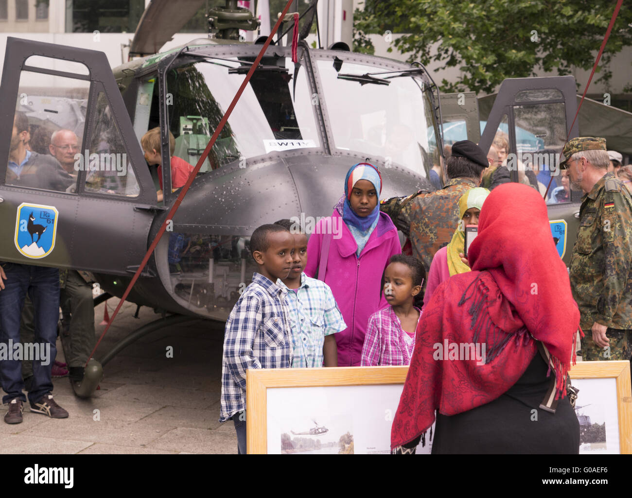 I visitatori africani all esercito elicottero Foto Stock