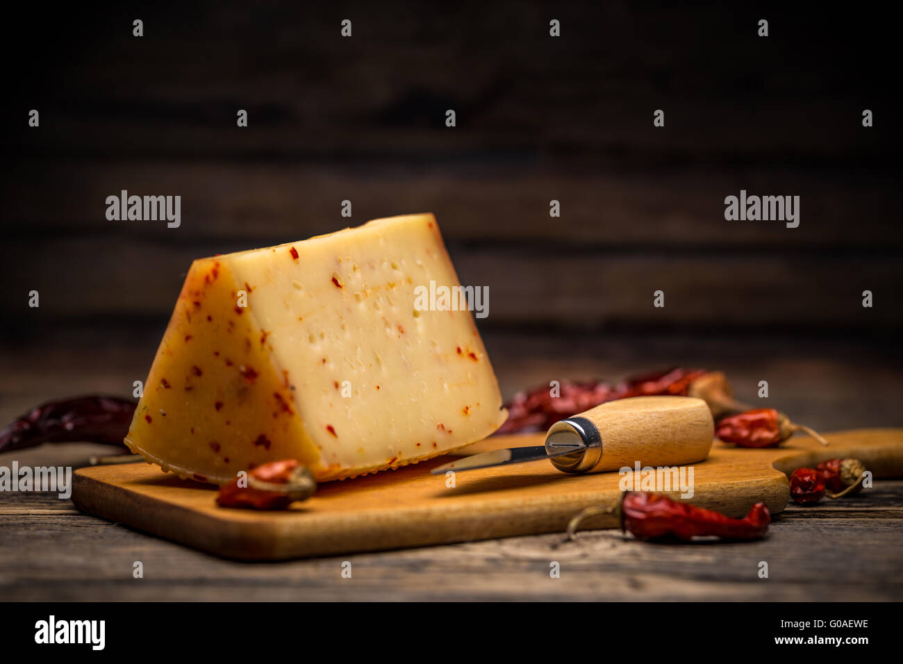 Invecchiamento di formaggio artigianale aromatizzata con peperoncino Foto Stock
