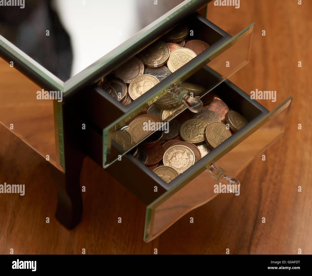 Stash di monete tenute in jewelery richiama home concetto di risparmio. Foto Stock