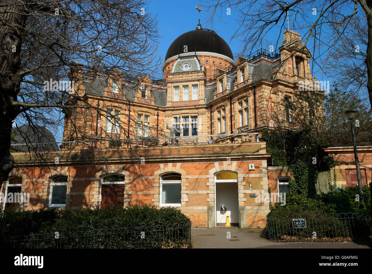 Londra - Marzo 17, 2016: al di fuori della vista del Royal Observatory, costruito nel 1676, il parco di Greenwich, ha lavorato nella storia dell'astronomia. Foto Stock