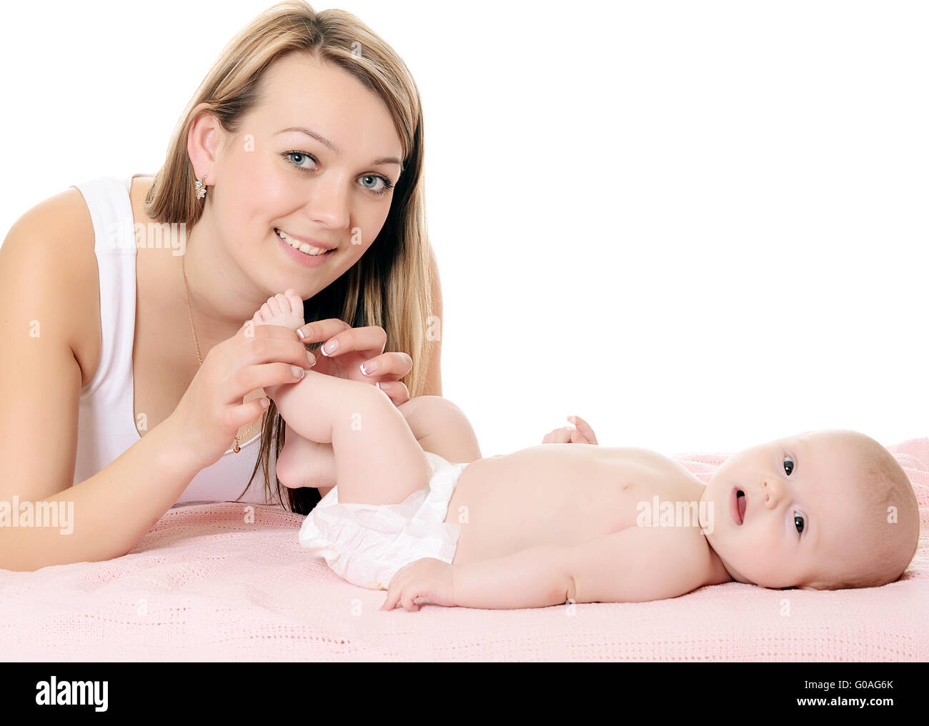 La felice madre con bambino isolato su sfondo bianco Foto Stock