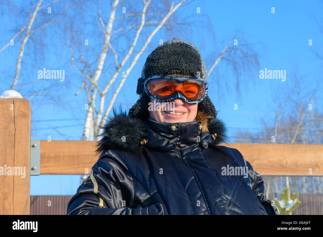 Di mezza età brunette sul pendio di una collina in un cappello e occhiali da sci Foto Stock
