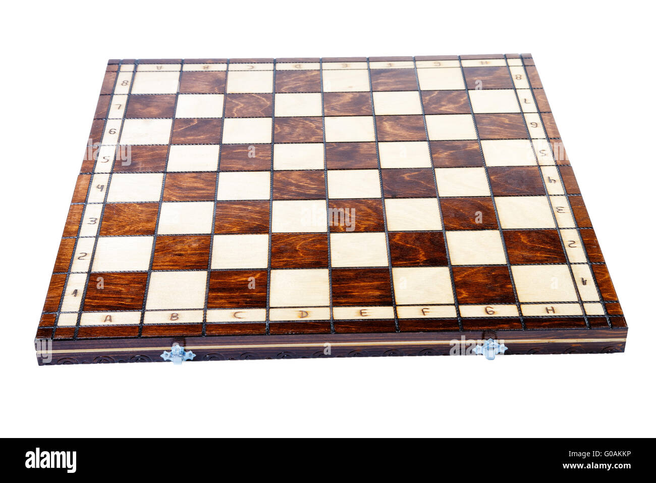 Scacchiera in legno isolato su sfondo bianco Foto Stock