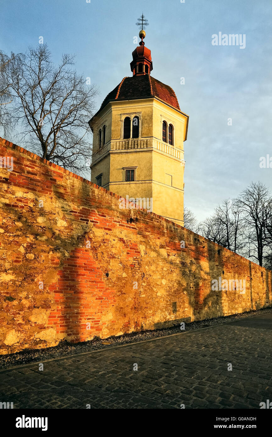 Torre dell Orologio a Graz con mura dei bastioni in f Foto Stock