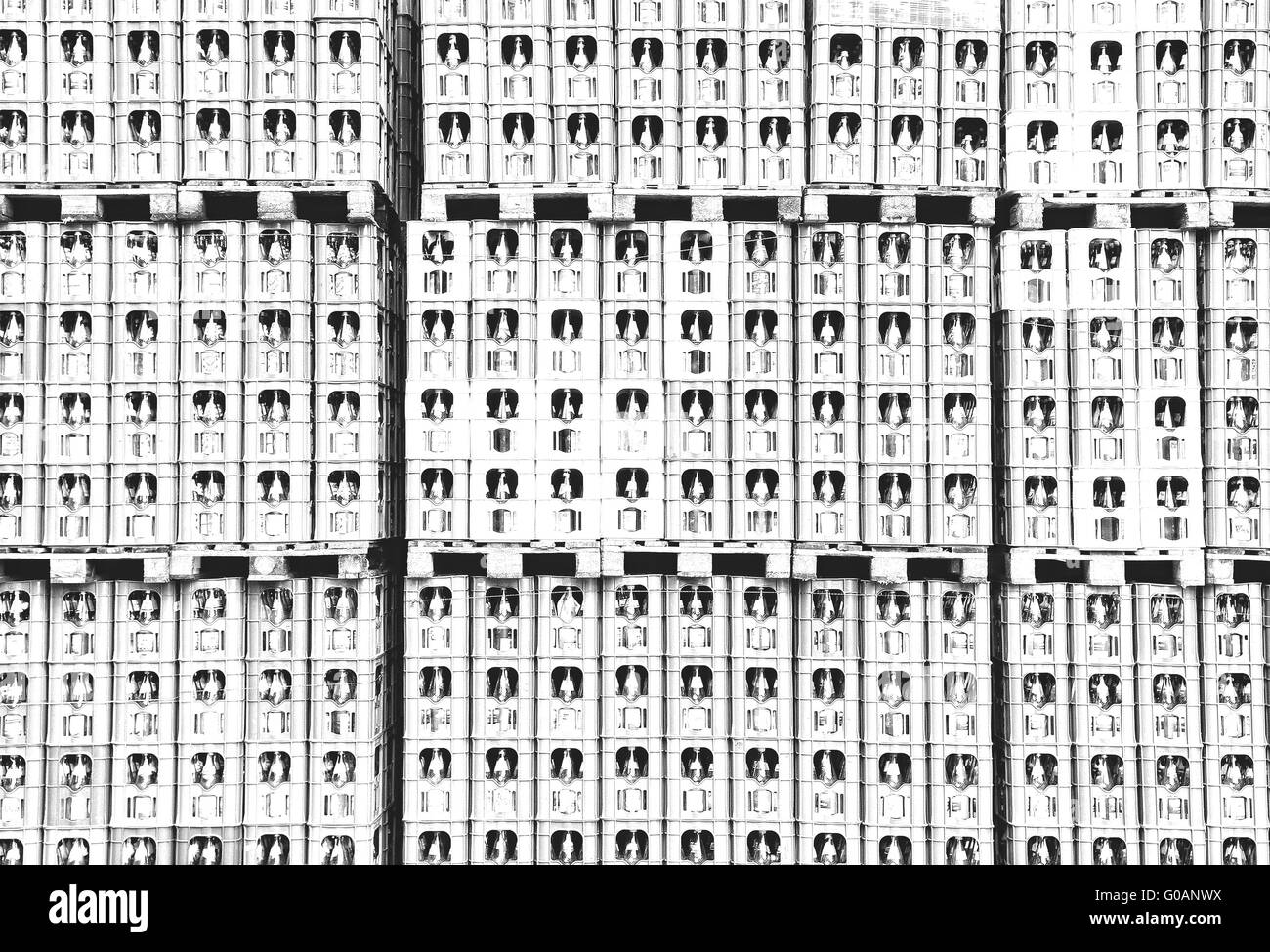 Bevanda soda bianca gabbie impilate su pallet Foto Stock