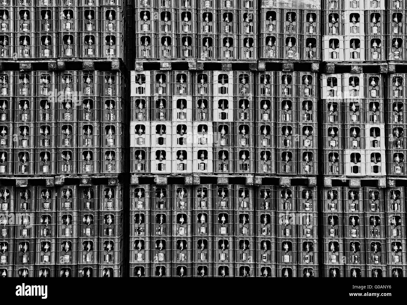 Soda - casse di bibite su pallet impilati nero Foto Stock