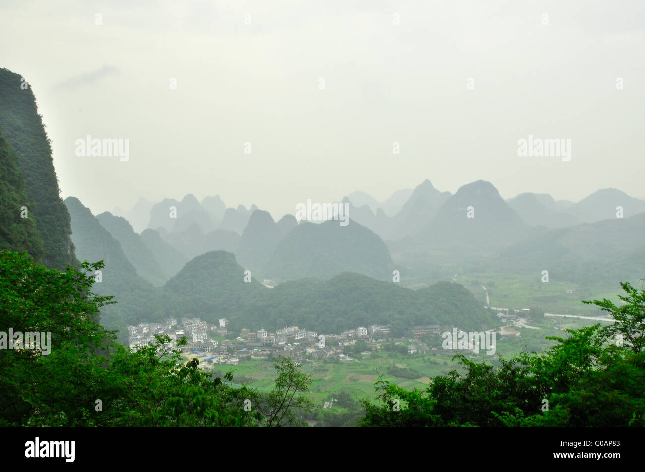 Guilin il fiume Li Carso paesaggio di montagna in Yangshuo Foto Stock