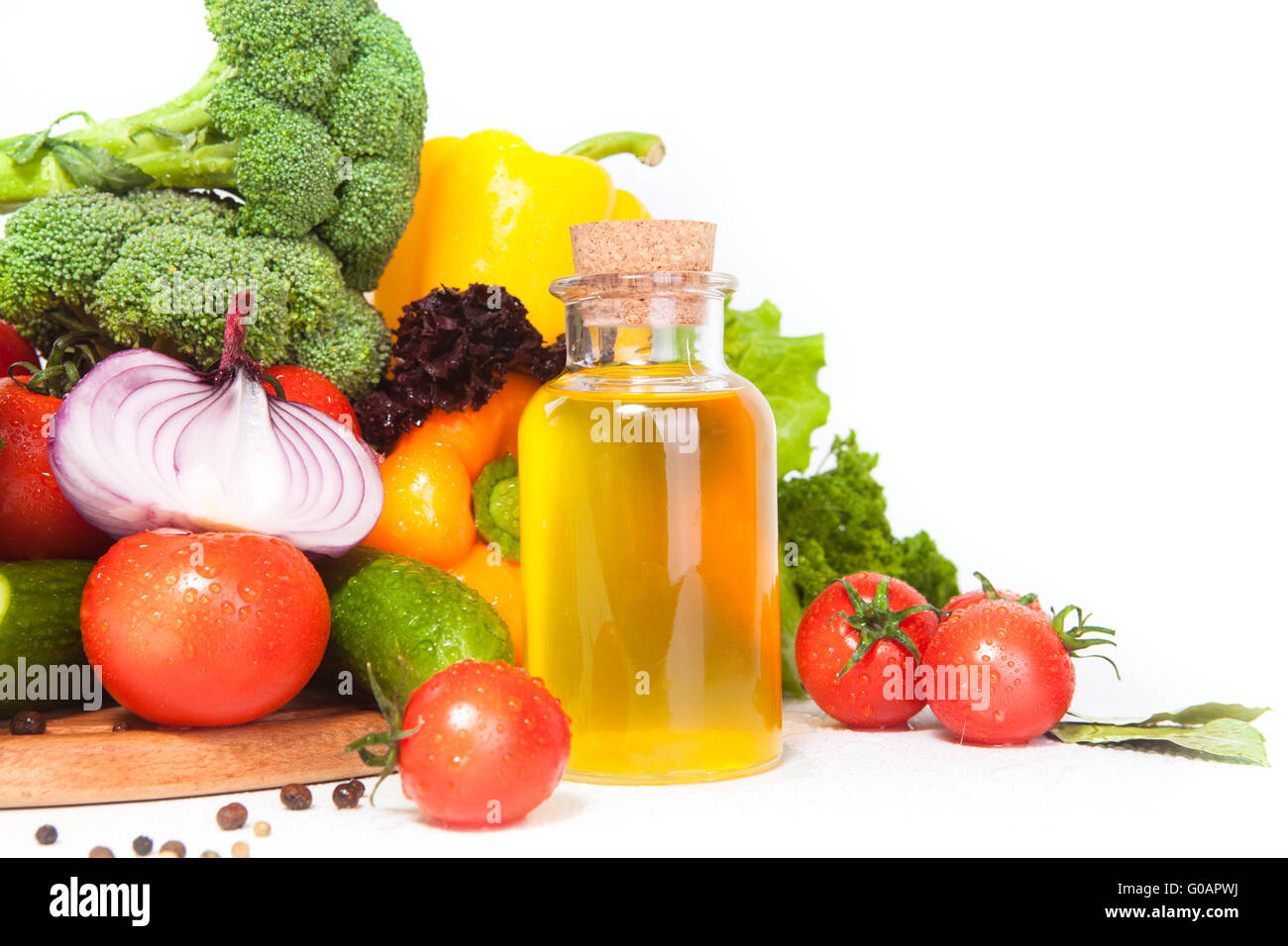 Verdure e di olio in un recipiente Foto Stock