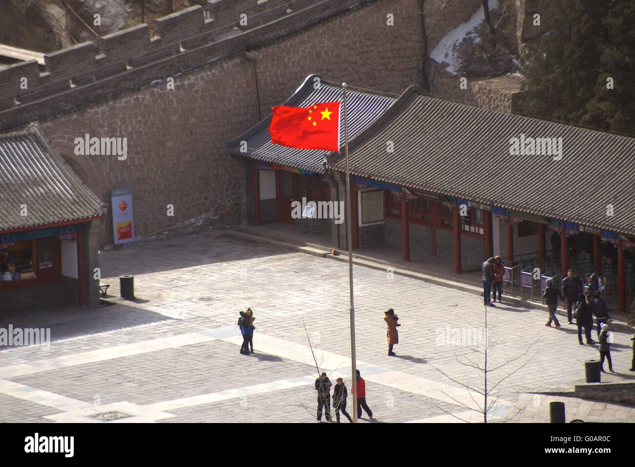 La bandiera cinese al di fuori della Grande Muraglia della Cina Foto Stock