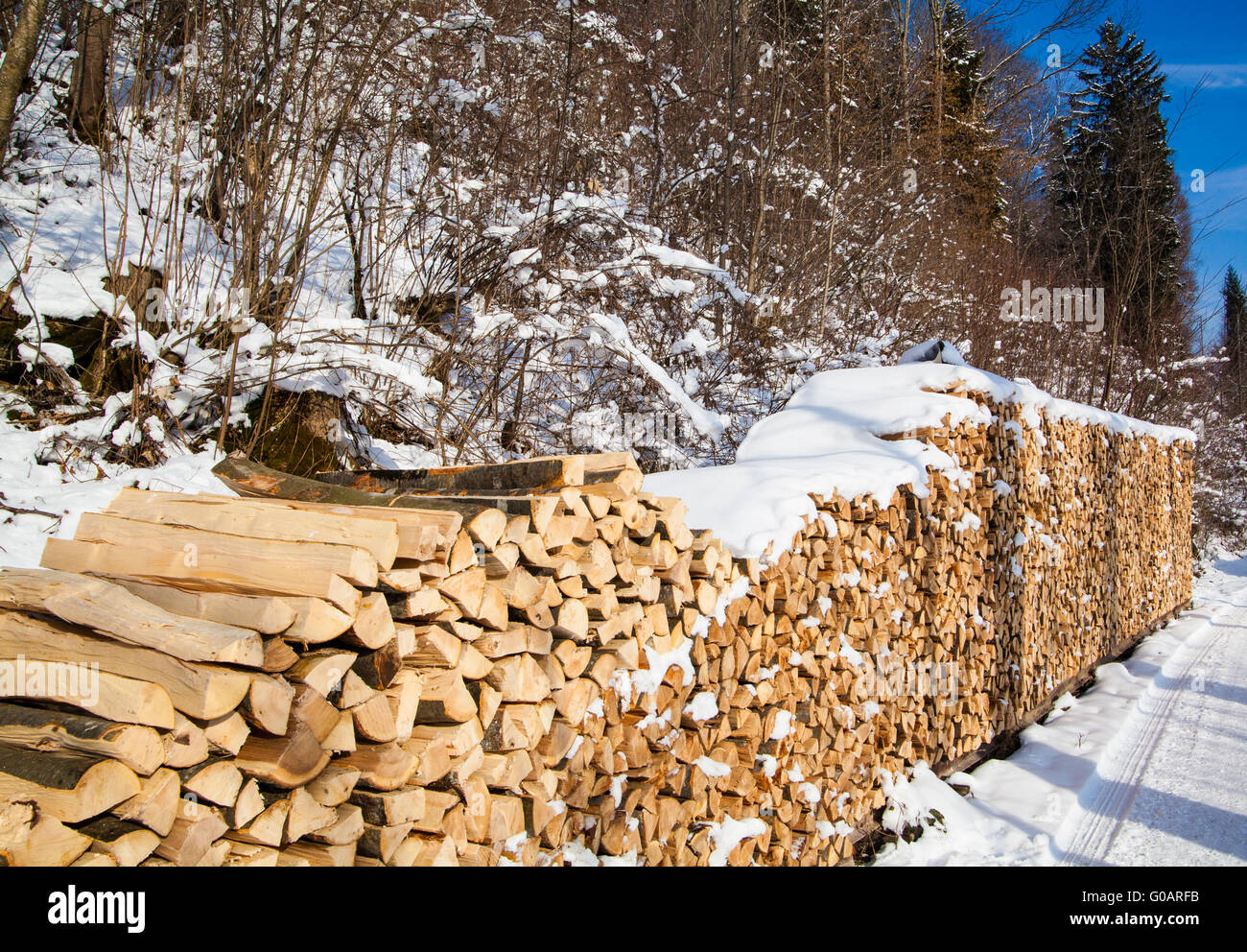 Legna da ardere impilati in inverno. Palo di legno con neve st Foto Stock