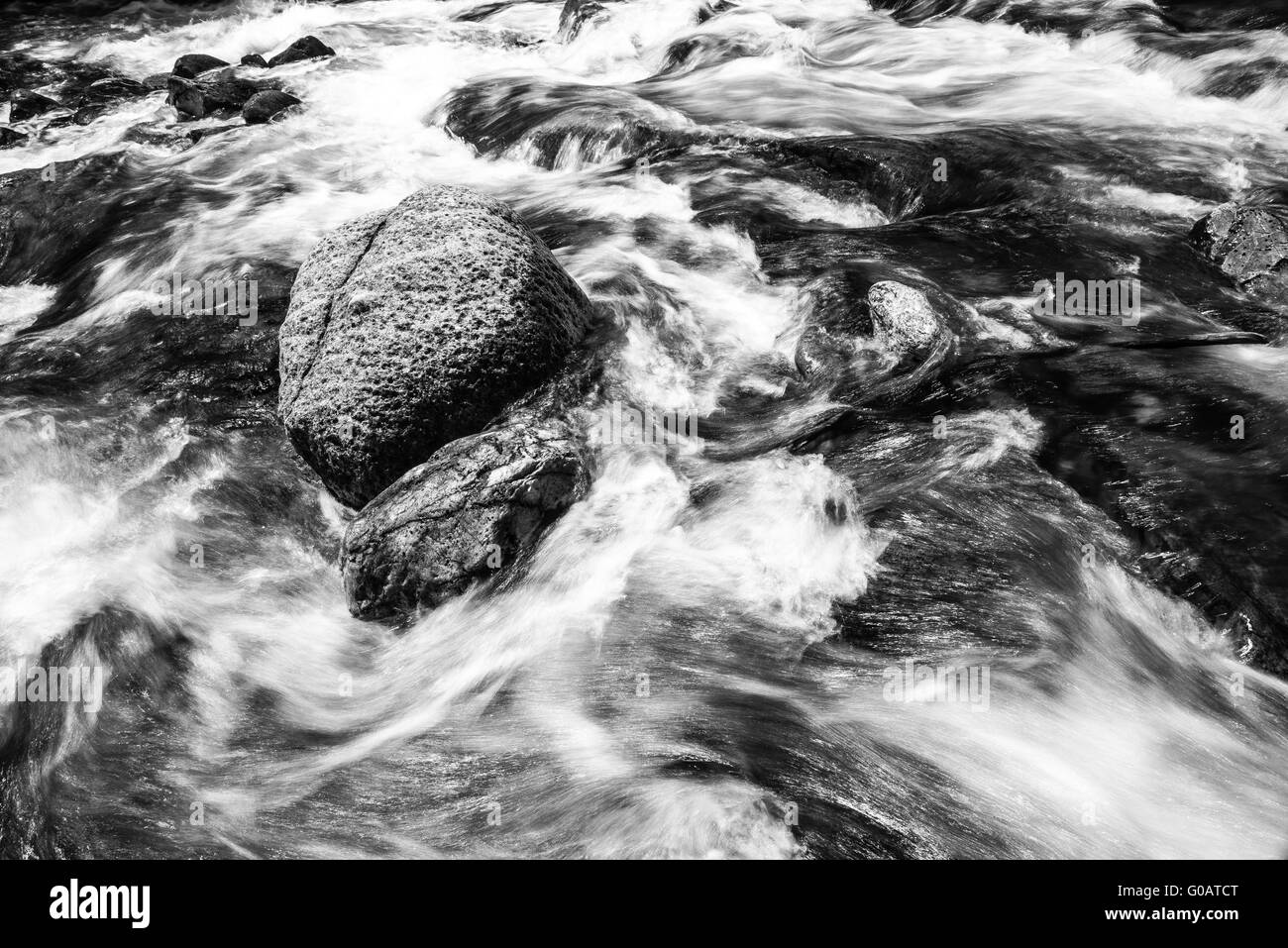 La cataratta di turbolenza nel fiume di montagna Foto Stock