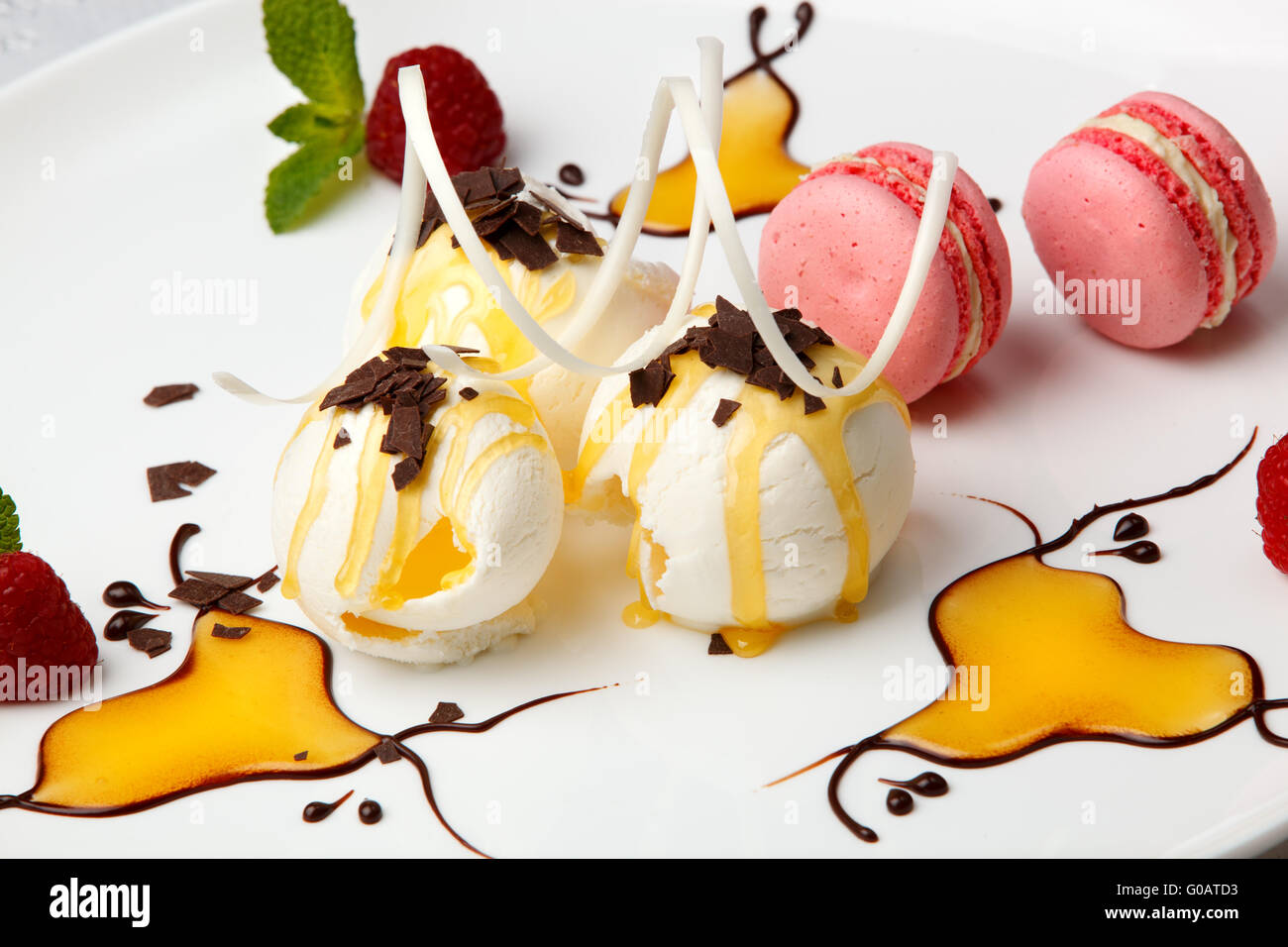 Amaretti rosa con gelato alla vaniglia e miele Foto Stock