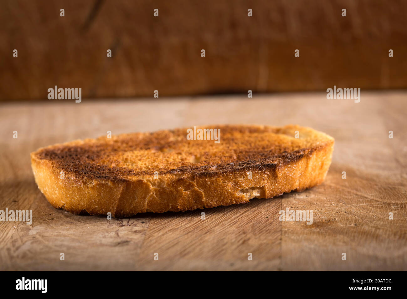 Toast fetta di pane su legno sfondo testurizzata Foto Stock