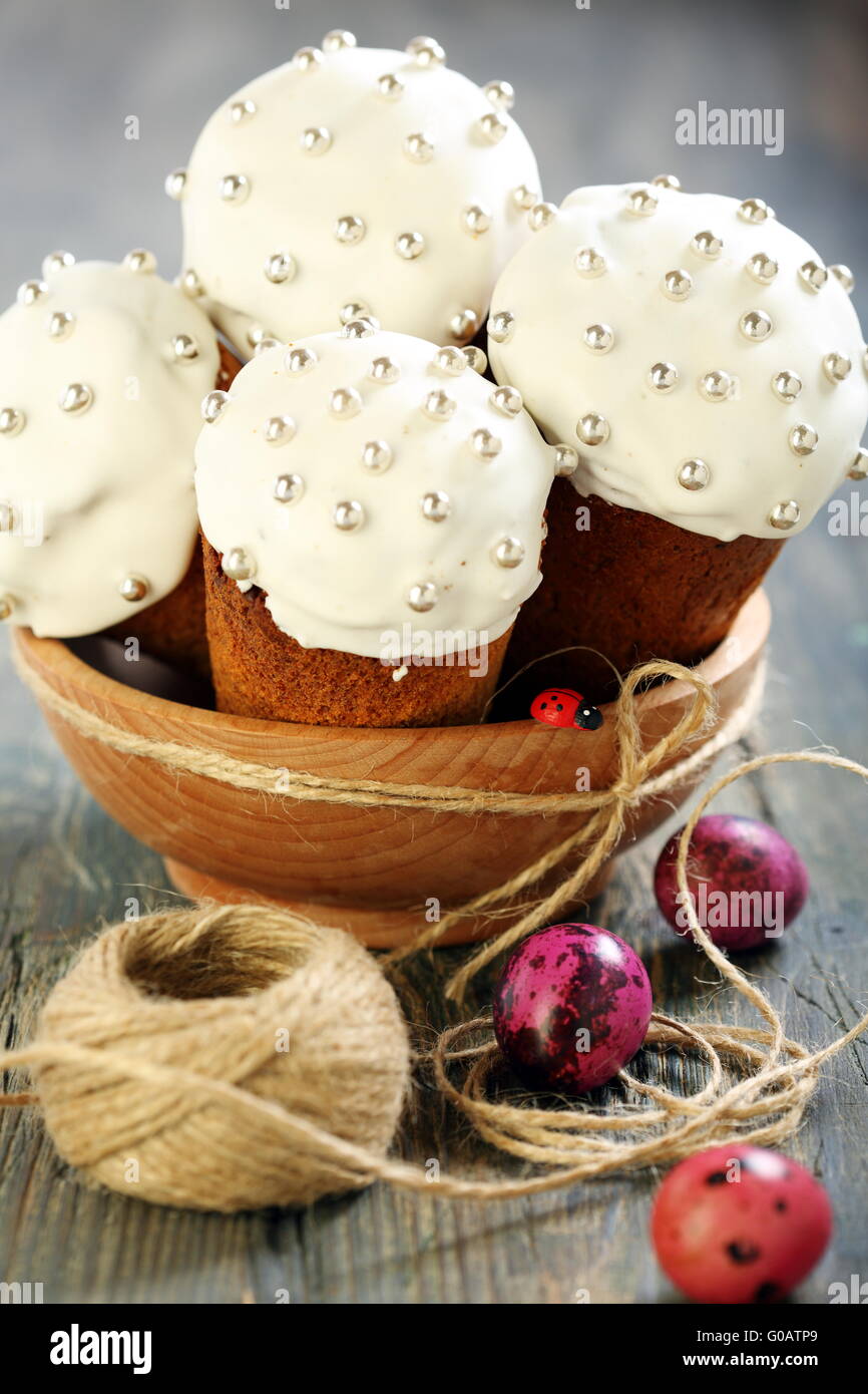 Decorazione torta di Pasqua. Zucchero a velo, crostini, perline commestibili.  Ingredienti naturali e sani, tavolo in legno d'epoca Foto stock - Alamy