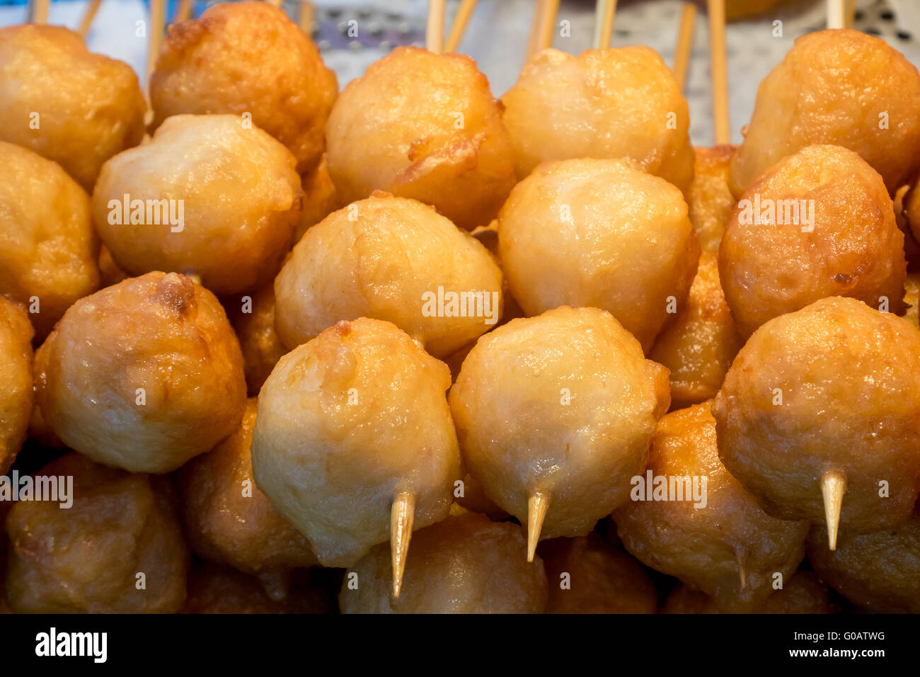 Lo stretto di Taiwan il pesce fritto palle su stick al cibo strada del mercato di Taipei, Taiwan. Foto Stock