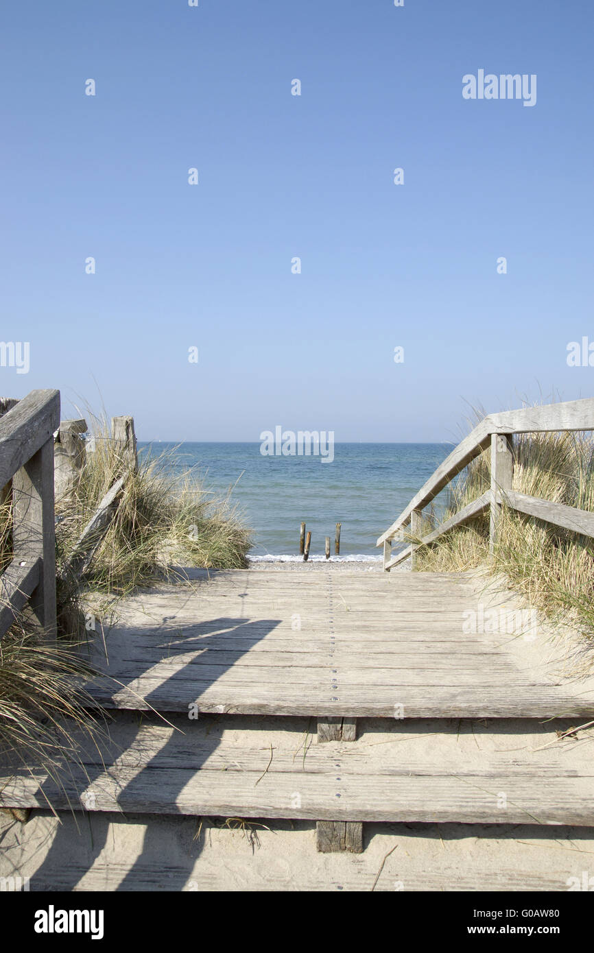 Strada per la spiaggia sul Mar Baltico in Heiligenhafe Foto Stock