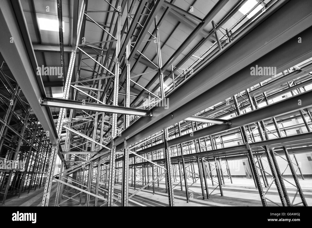 Alloggiamento alto magazzino con scaffalature metalliche Foto Stock