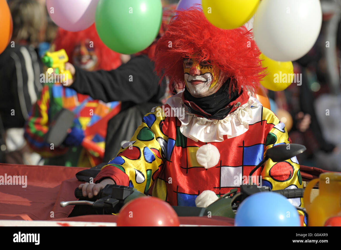 Clown con abiti colorati alla sfilata di carnevale Foto Stock