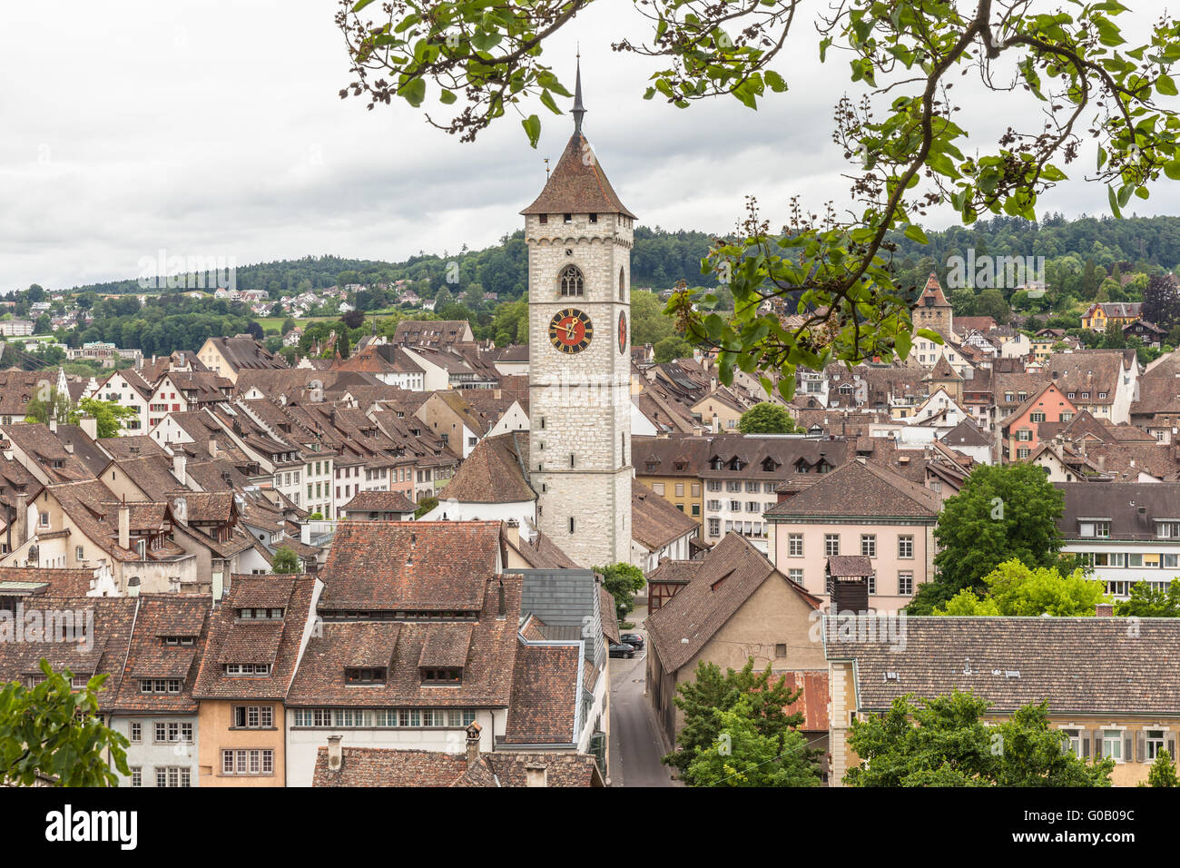 Vista di Sciaffusa città vecchia dalla fortezza Munot su un giorno clooudy, Schaffhausen, Svizzera Foto Stock