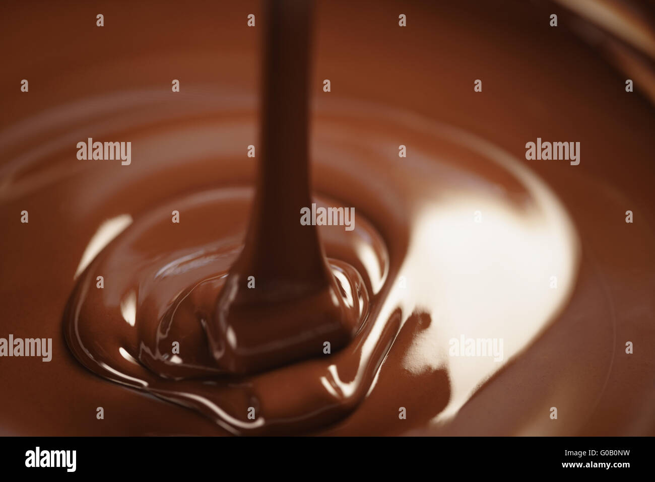 Cioccolato fondente fuso fluisce closeup Foto Stock Cioccolato fondente fuso fluisce closeup Foto Stock