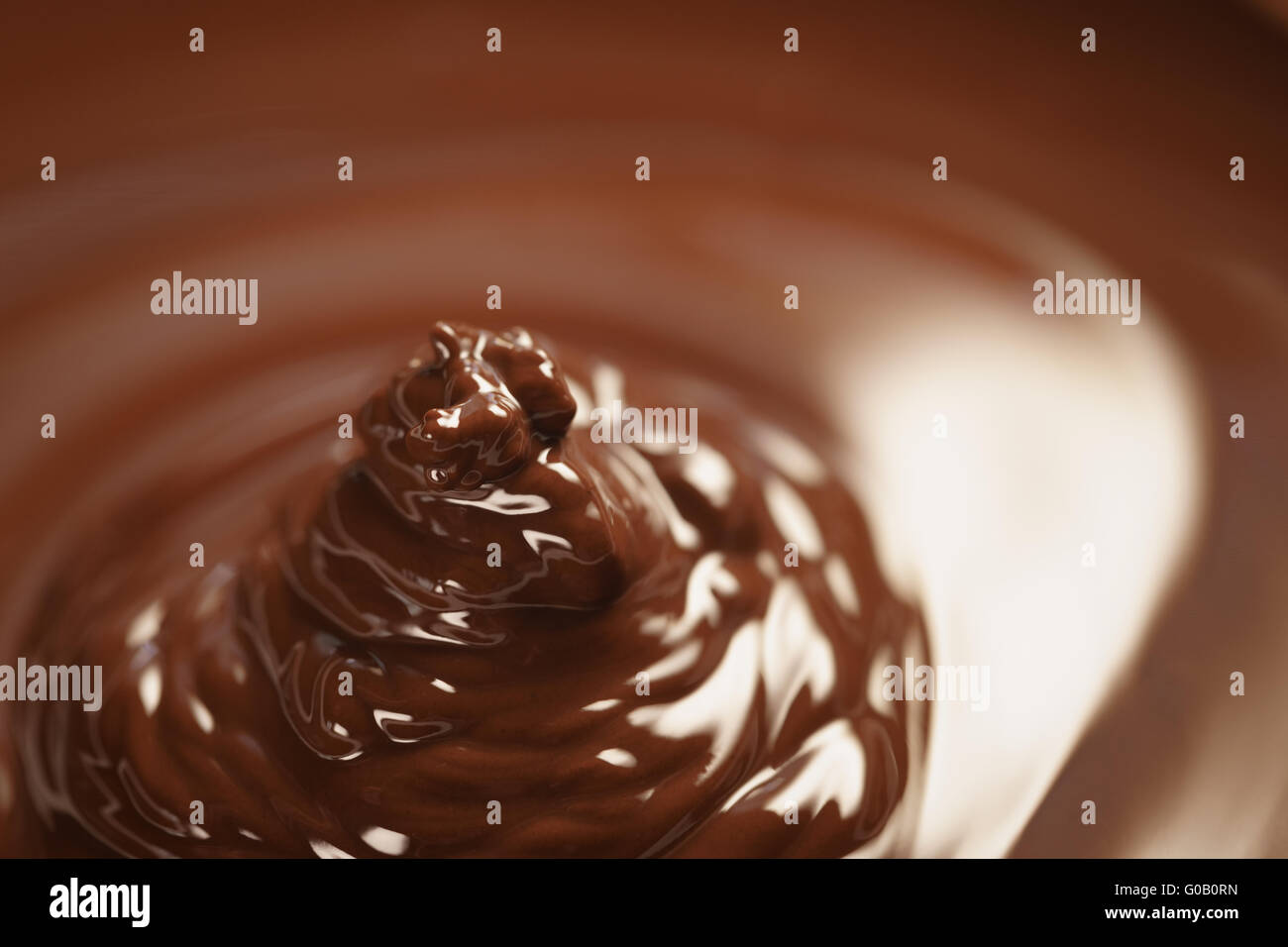 Cioccolato fondente fuso fluisce closeup Foto Stock Cioccolato fondente fuso fluisce closeup Foto Stock