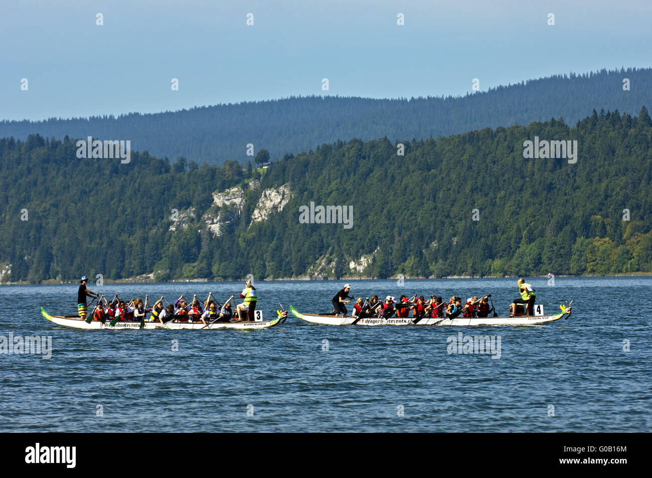 Gara di dragon boat, Lac de Joux, Svizzera Foto Stock