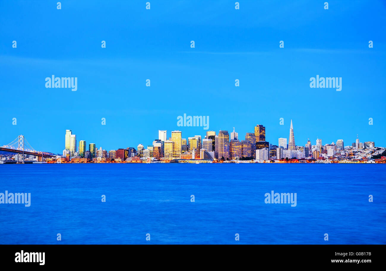 San Francisco cityscape come si vede dall'Isola del Tesoro Foto Stock