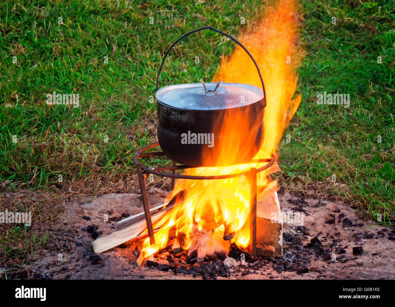 Su un fuoco vi è una pentola in cui il cibo è cucinare Foto Stock