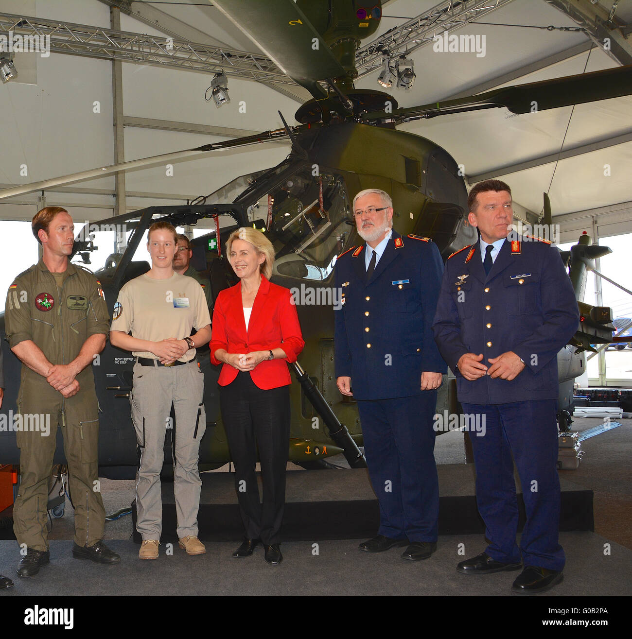 Il ministro della difesa von der Leyen con soldati Foto Stock