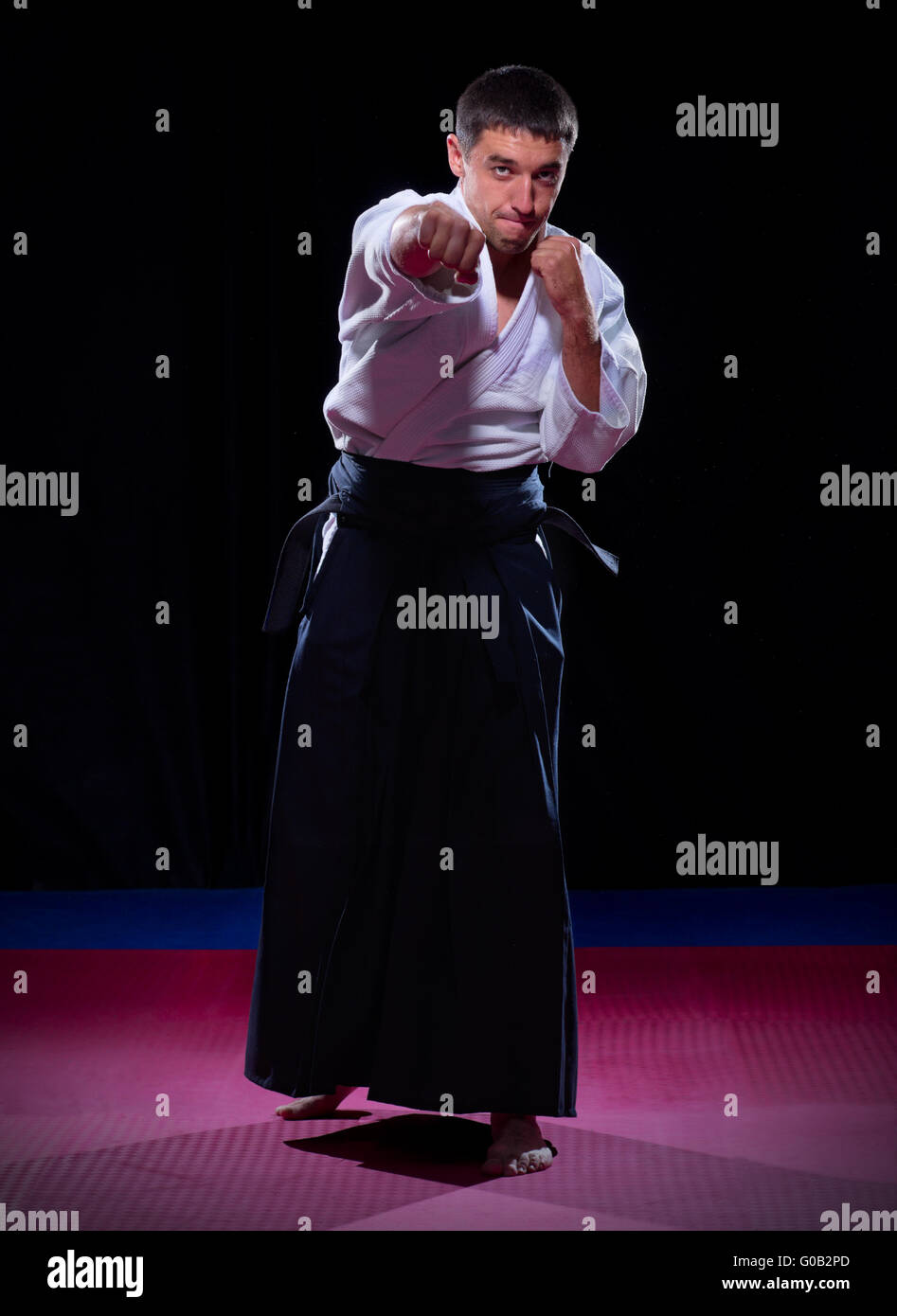Aikido fighter su sfondo nero Foto Stock