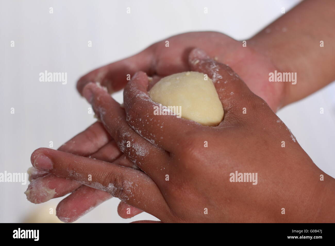 Chiudere l immagine del panificio chef rendendo la pasta di pane in cucina Foto Stock