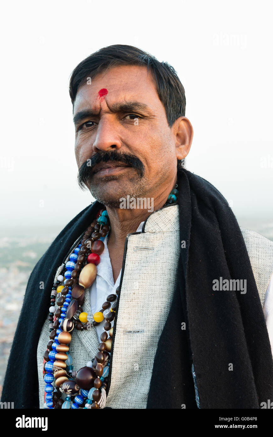 Ritratto di uomo indù in abiti tradizionali Foto Stock