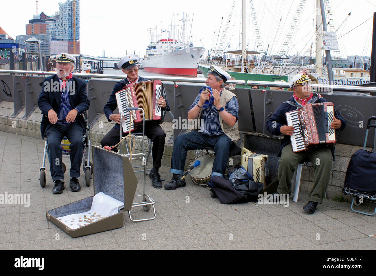 Vecchi marinai cantando shanties al porto di Amburgo Foto Stock