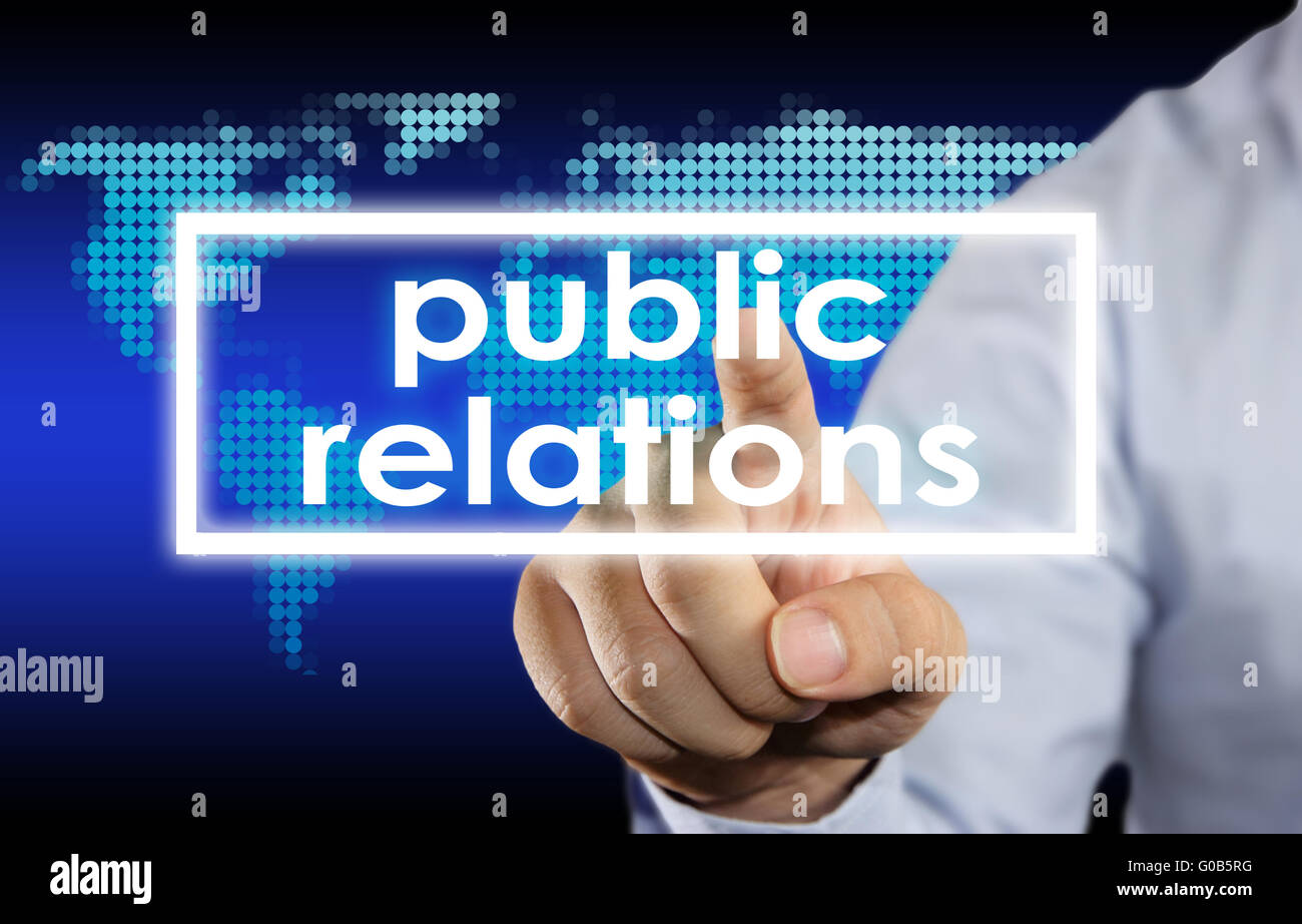 Imprenditore facendo clic su Pubblica relazione parola sulla schermata virtuale Foto Stock