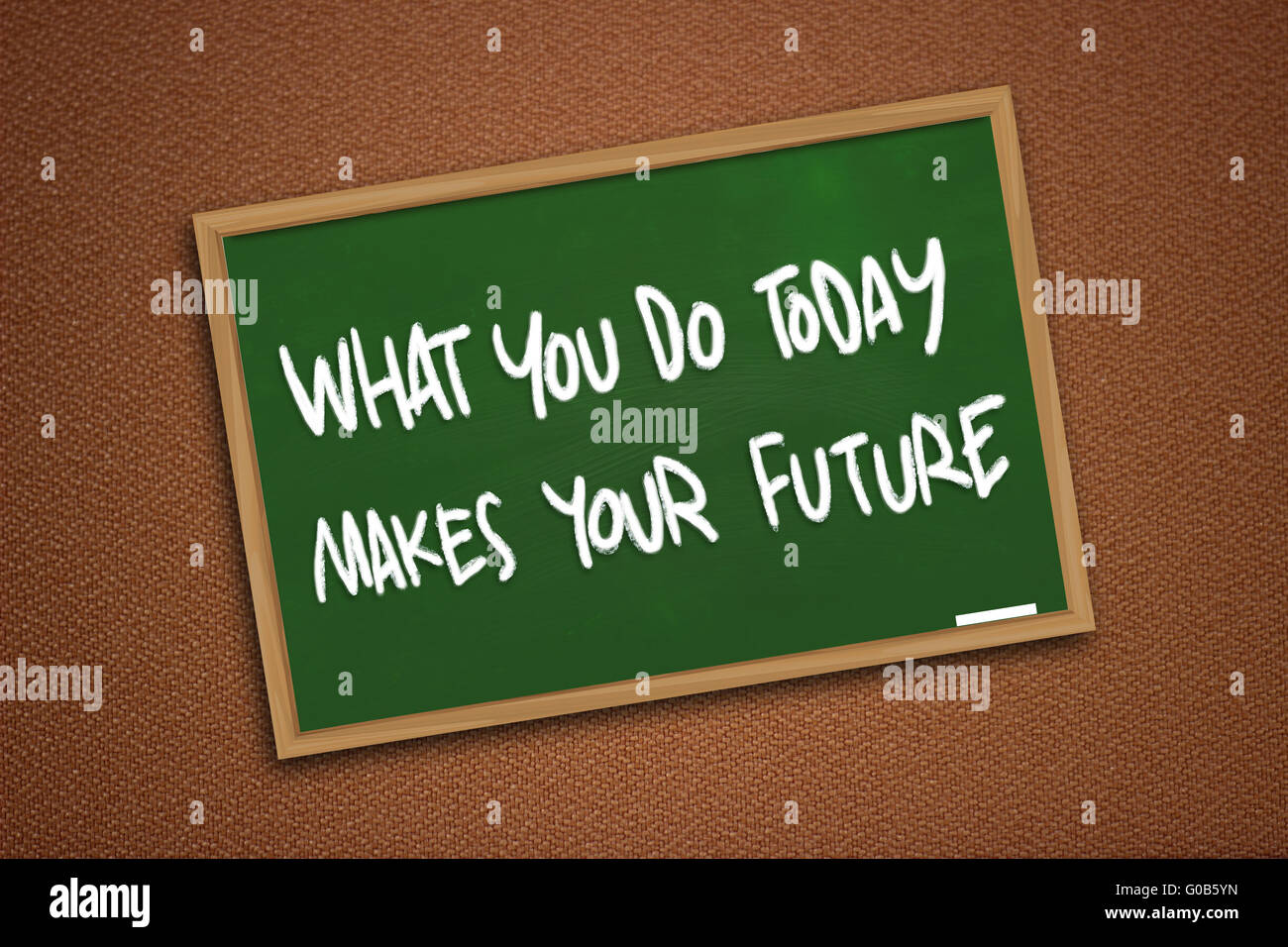 Chalk board la scrittura di quello che è possibile fare oggi rende il vostro futuro scritta sulla lavagna verde sulla parete testurizzata Foto Stock