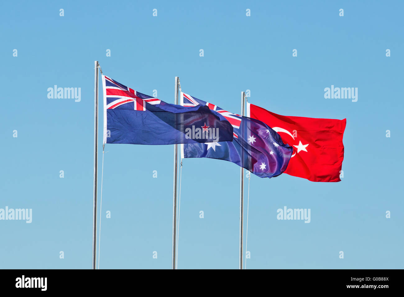 Bandiere di Nuova Zelanda, Australia e Turchia, battenti per commemorare l'Anzac sbarchi a Gallipoli in WW1. Foto Stock