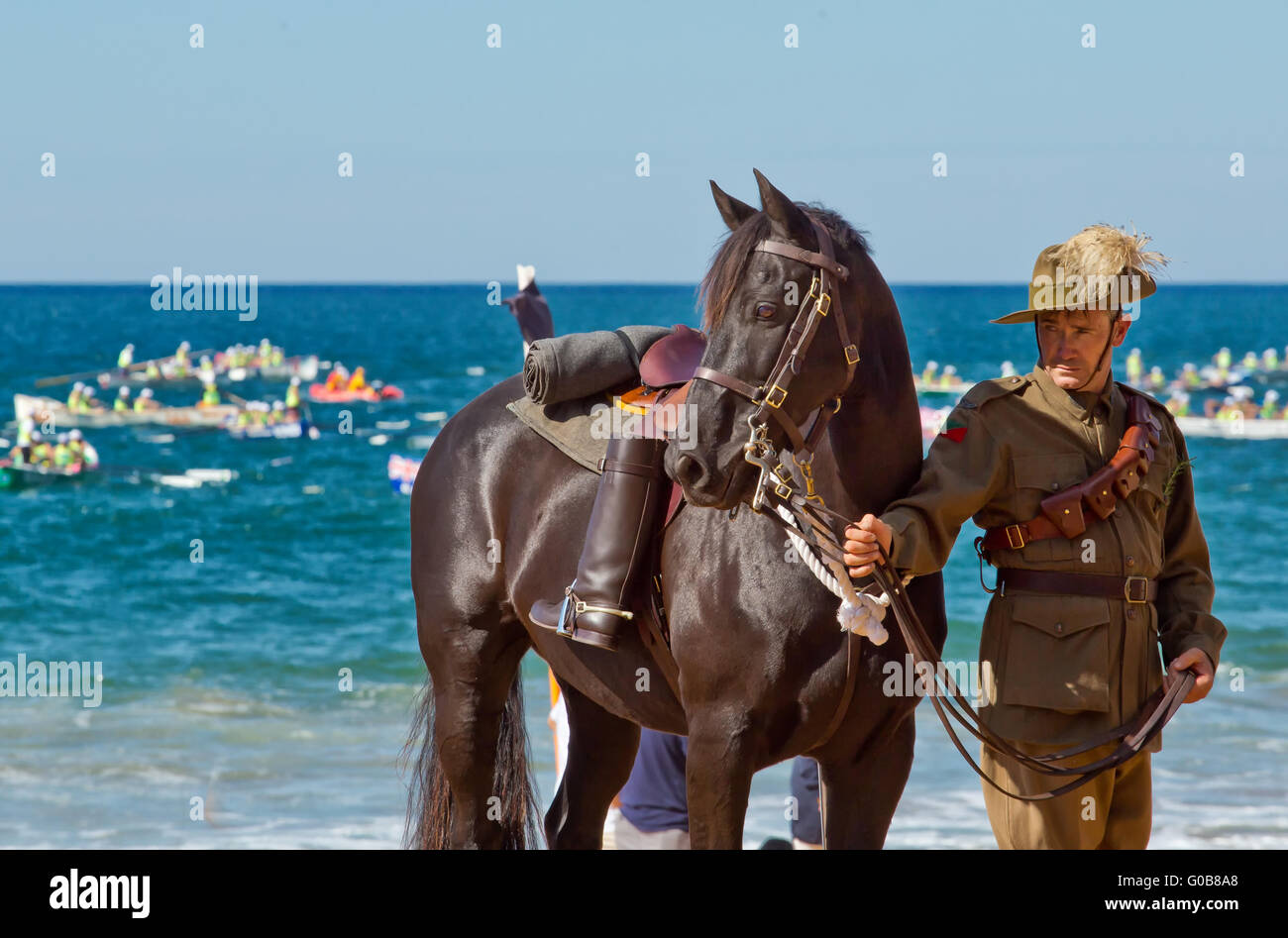 Soldati e surf lifesavers commemorare il centenario dell'Anzac sbarchi. Foto Stock