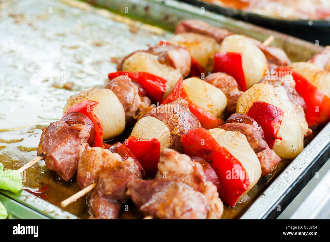 Barbecue shish kebab con carne di pollo, peperoni rossi, pomodori e zucchine Foto Stock