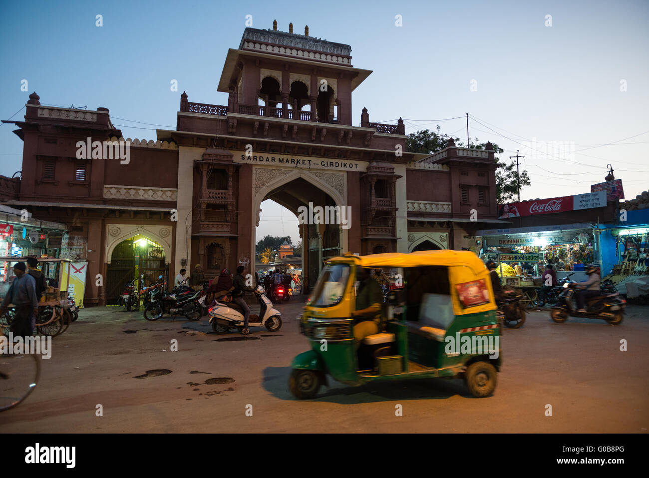 Auto rickshaw in notturna a Jodhpur di fronte di Clock Tower Market Foto Stock