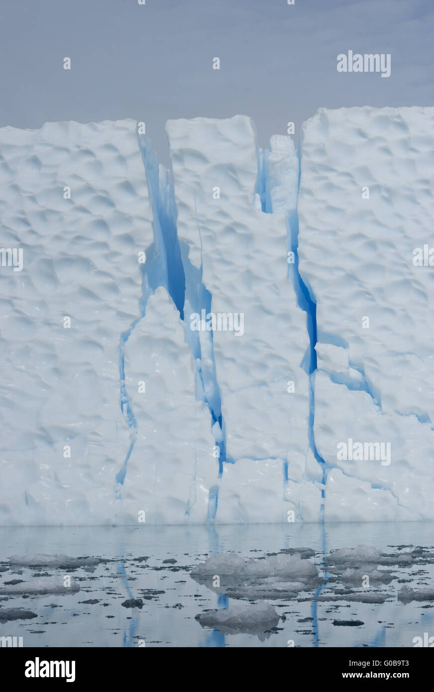 Iceberg con grandi crepe. Foto Stock