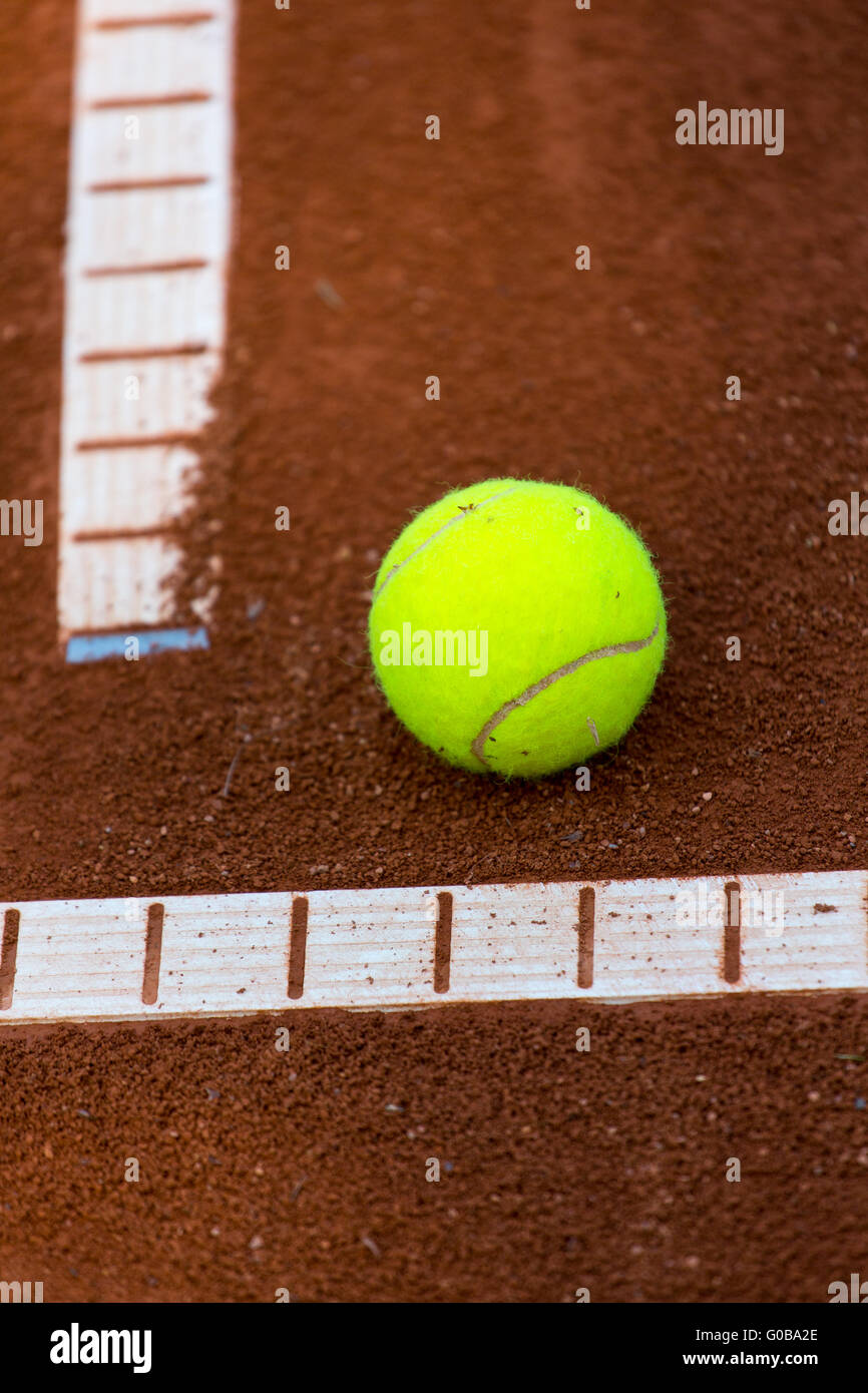 Si tratta di un Tennis-Ball su un Clay-Field Foto Stock