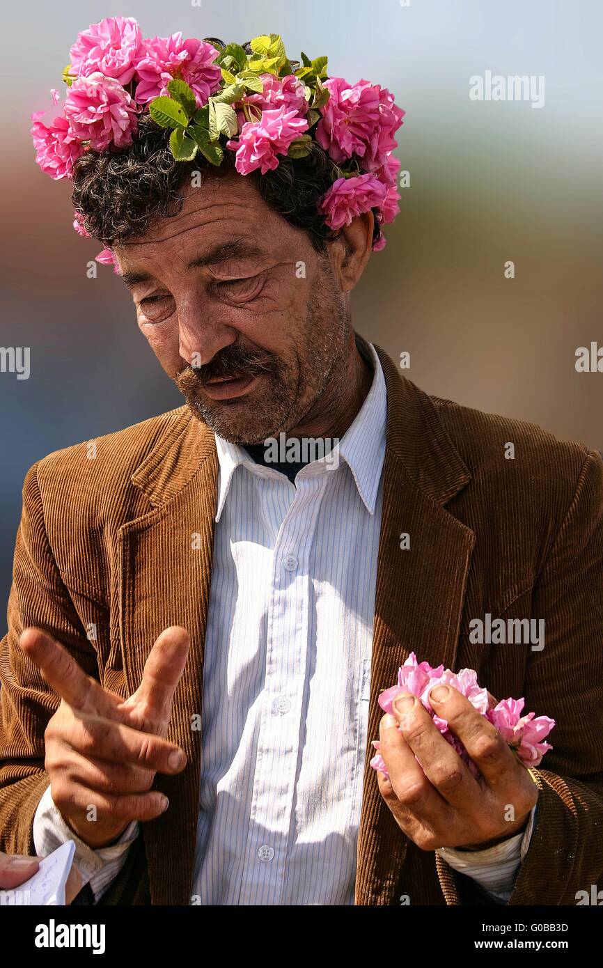 Uomo vecchio con una corona di rose, Rose fest in Bulgaria Foto Stock