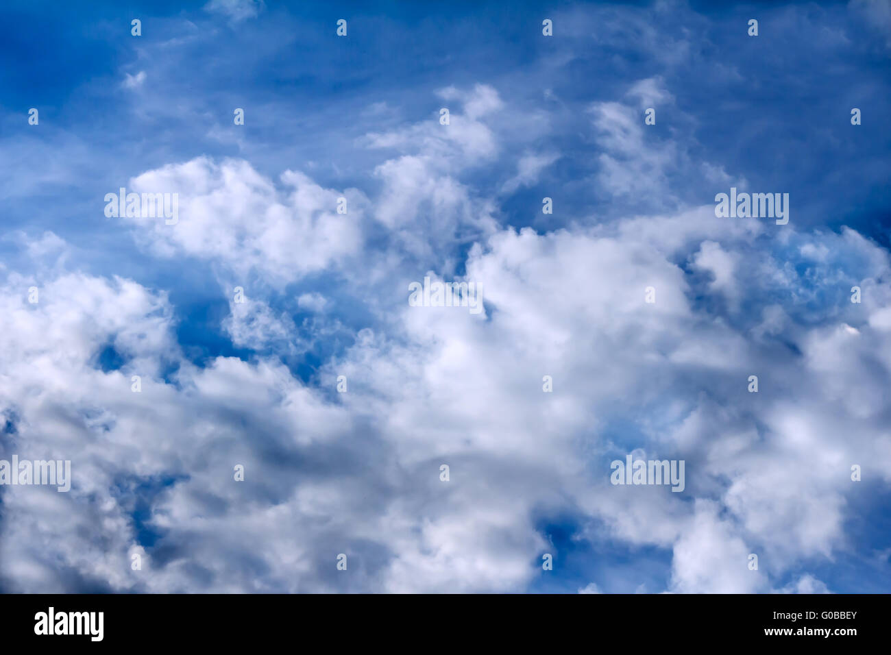 Cielo blu e bianchi e soffici nuvole. Foto Stock