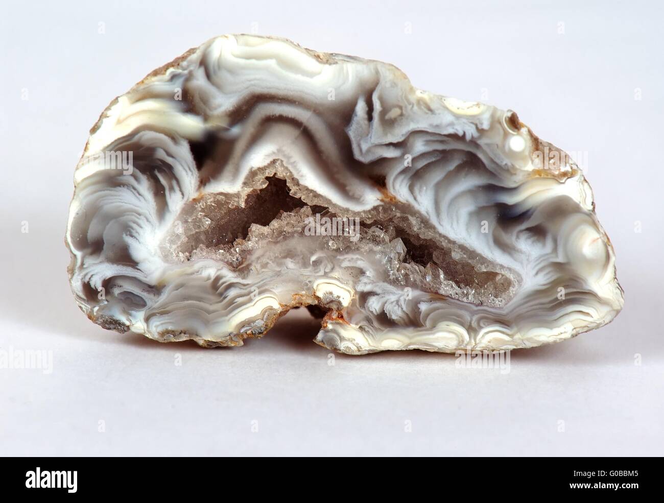 L'agata pietra preziosa con cristalli Foto stock - Alamy