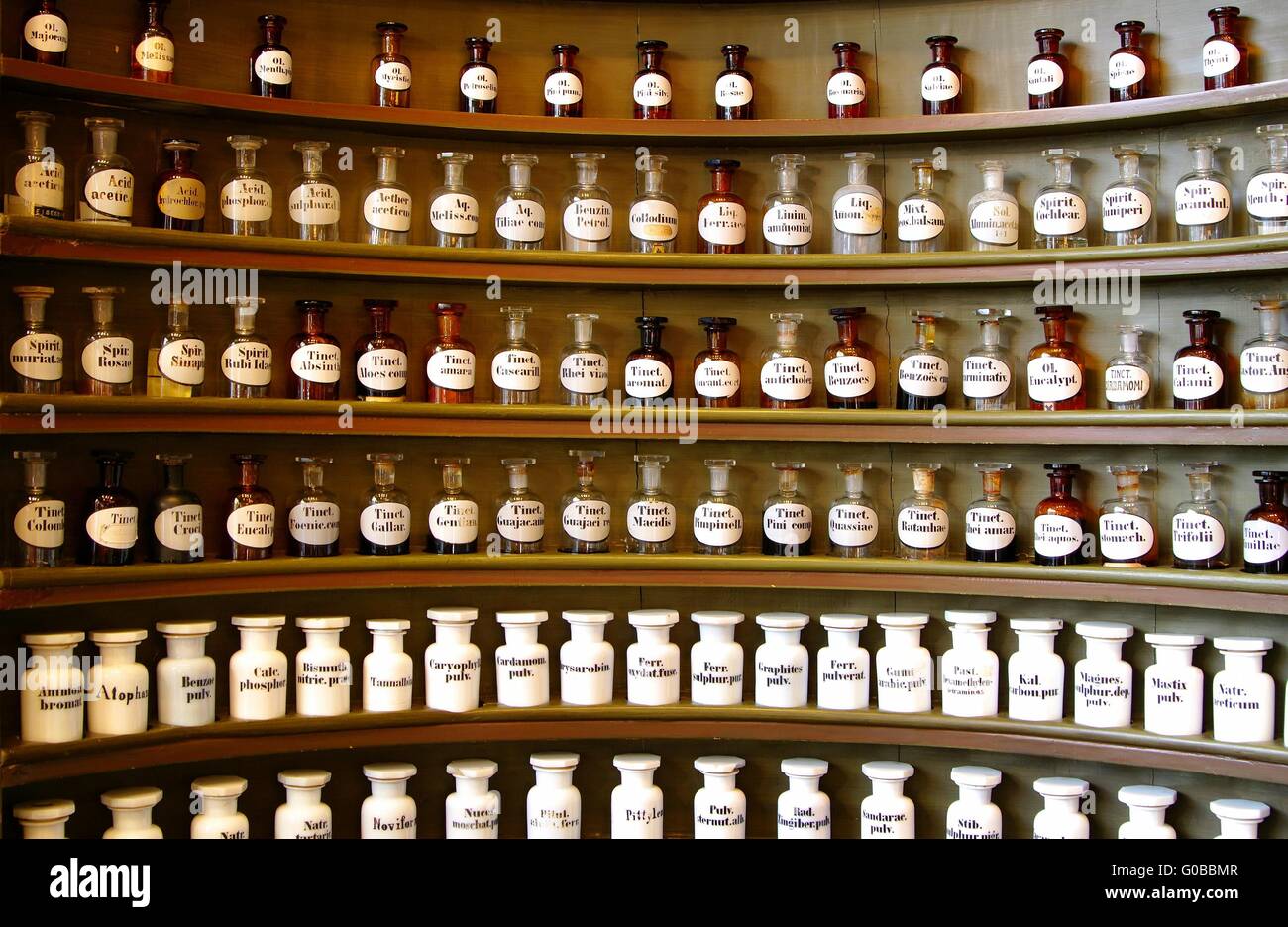 Medicamento di bottiglie in un accantonare(regale) Foto Stock
