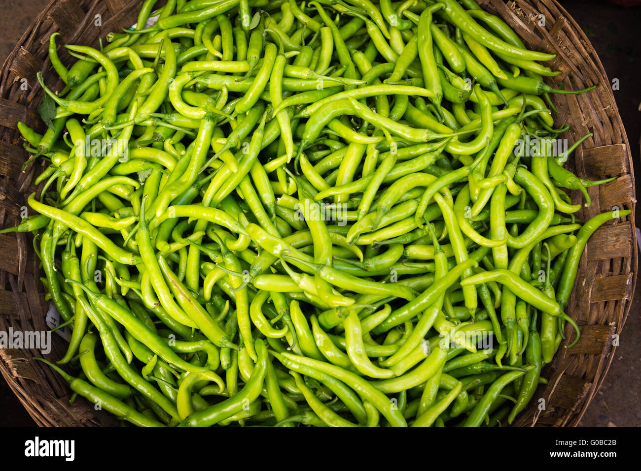 Dettaglio dei peperoncini verdi al mercato in Udaipur Foto Stock