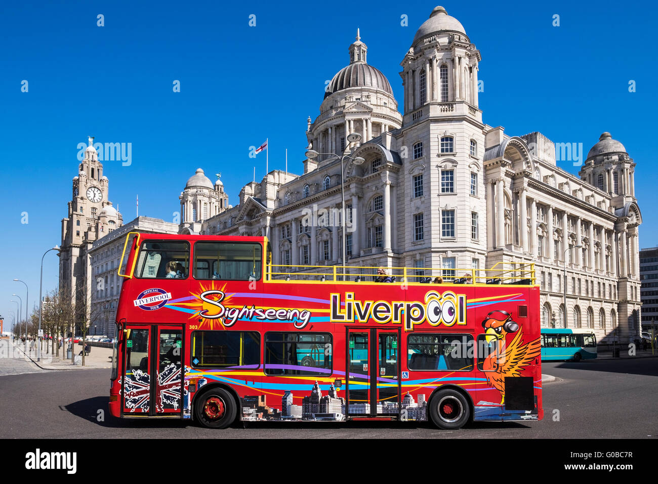 Liverpool tour bus su Pier Head,, Liverpool, Merseyside England, Regno Unito Foto Stock