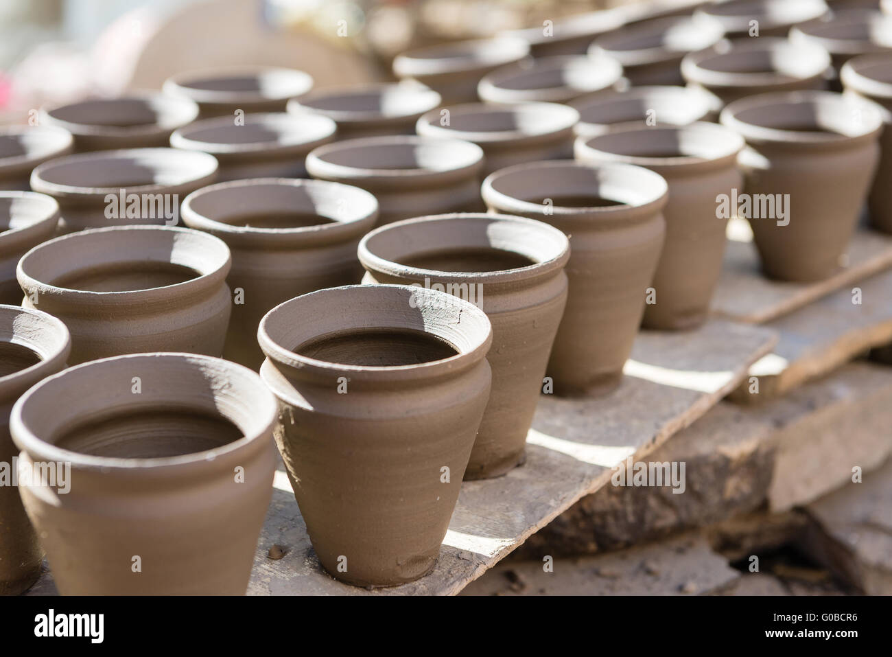 Righe di manufatti in argilla tazze di essiccamento in sun Foto stock -  Alamy