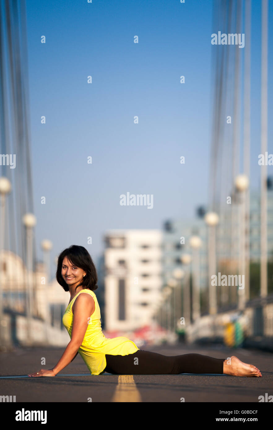 Donna facendo stretching esercizi di yoga all'aperto Foto Stock